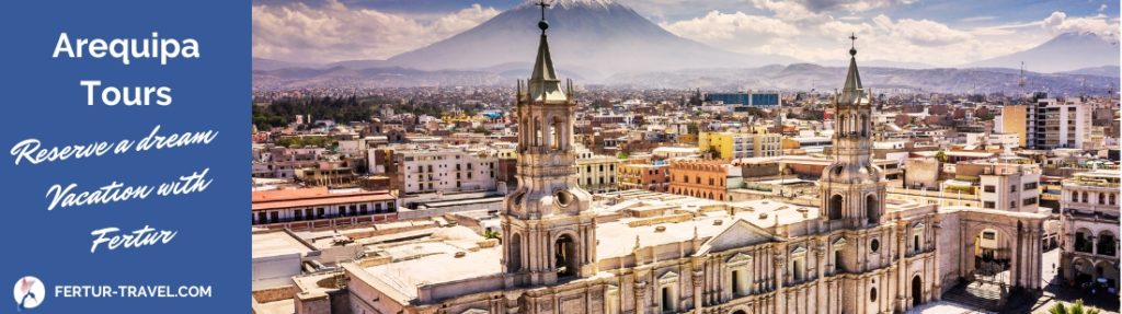 Vista de la Catedral y el Cerro Misti en Arequipa - Tours en Arequipa con Fertur Perú Travel, tu agencia de viajes en Lima.