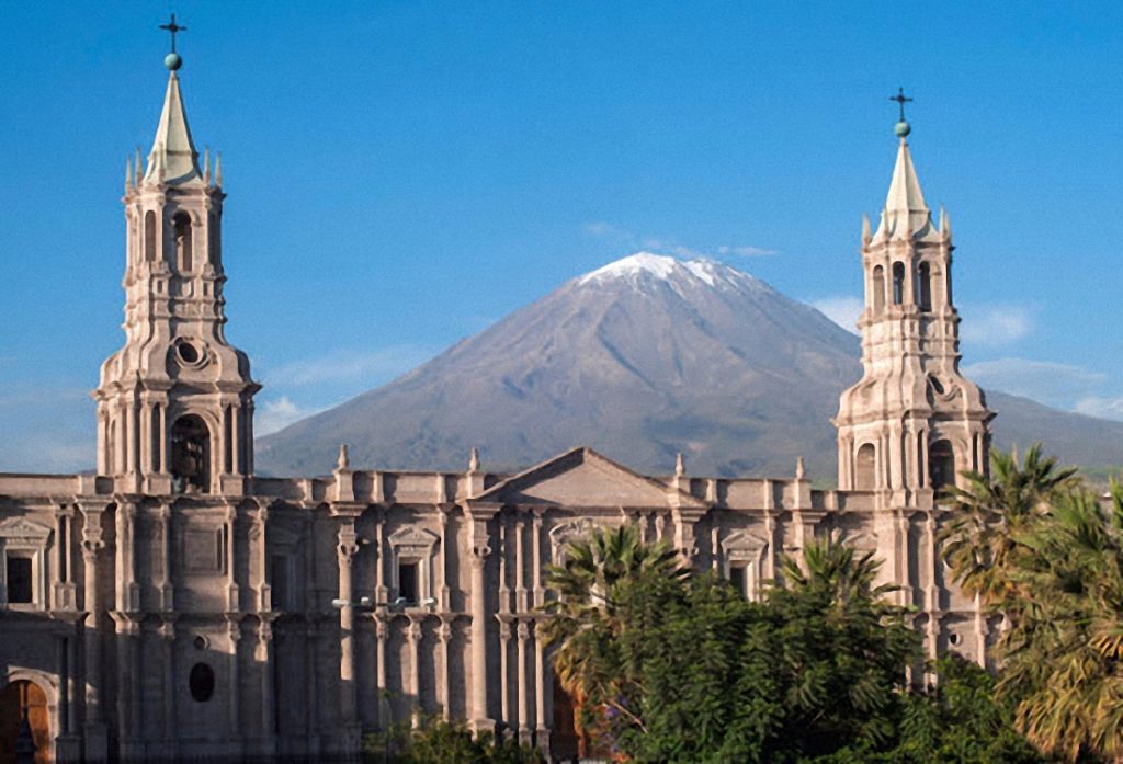 El volcán El Misti desde la Plaza de Armas de Arequipa. Rutas por Arequipa: Famosa por su arquitectura de la época colonial hecha de roca volcánica de sillar blanco luminiscente.