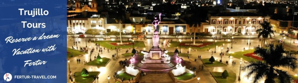 Plaza Mayor de Trujillos brillantemente iluminada - Trujillo tour Packages