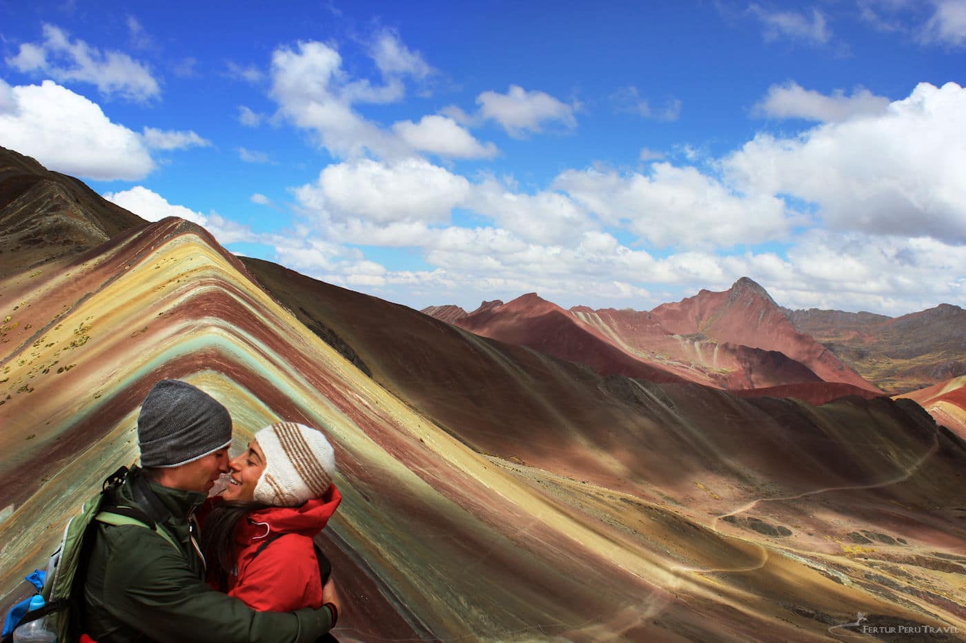 Clientes de Fertur llegan al pie de la Montaña Arco Iris en Cusco Perú