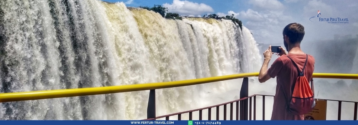 Cataratas del Iguazú Argentina Tours 4 Días: Contempla las enormes cataratas desde plataformas de observación. El paquete incluye visitas a múltiples miradores, pasarelas a lo largo de las cataratas y visitas guiadas al parque nacional.